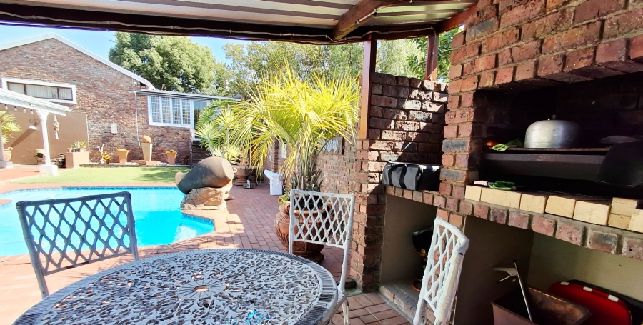 7 Bedroom Property for Sale in Heather Park Western Cape